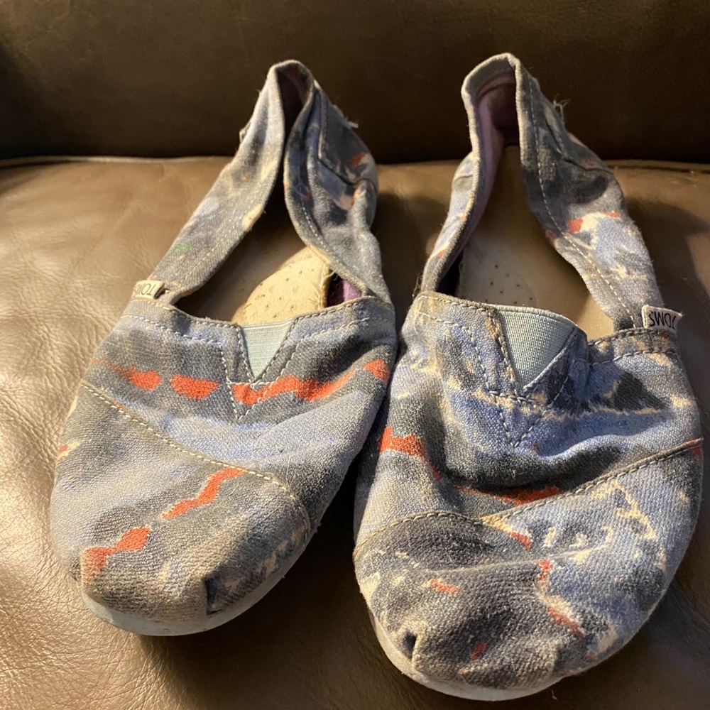 Red white and blue Toms.